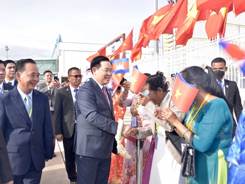Chủ tịch Quốc hội Vương Đình Huệ đến Pnompenh, bắt đầu thăm chính thức Vương quốc Campuchia